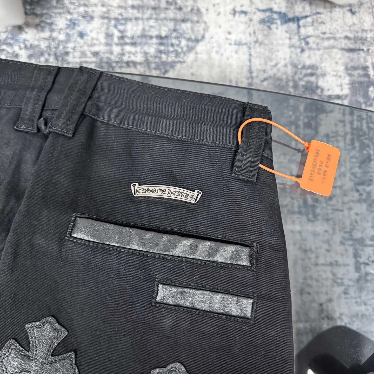 P270 Chrome Hearts CH casual black trousers cross-patched leather jeans. Original purchased and patterned to truly restore the ultimate texture of Vintage. Special Italian cowhide print and then cut. Customized sheepskin three-layer thick line leather. The whole is spliced in heavy water washing process. Craftsmen hand-splash ink. You can see the details. Three-dimensional cutting version. Loose and comfortable. Not flattering on the figure. Shows height and slimness. Factory Seiko. Original quality control. Same style for men and women. Can be matched with couples. Versatile recommendation. The must-have jeans for all seasons Color: black Size: 28/30/32/34 Waist: 73/78/83/88 Pants length: 102/104/106/108